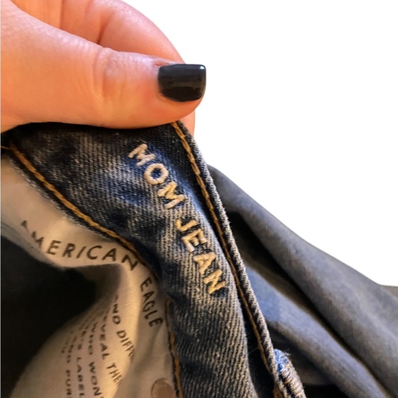 American Eagle Mom Jean Distressed Size 4 - Picture 8 of 9